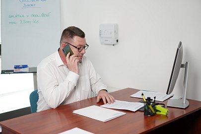 Chce Vám rodina pomoct s dluhy? Pozor, aby se problém nepřenesl na někoho dalšího